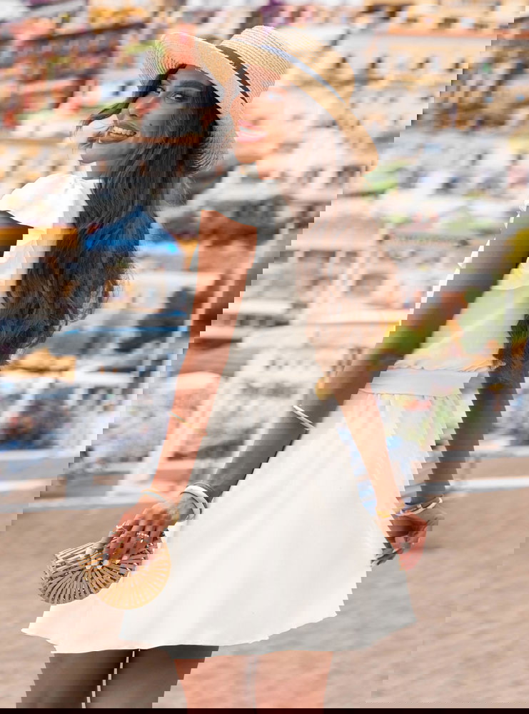 Biała sukienka z przekładanym...