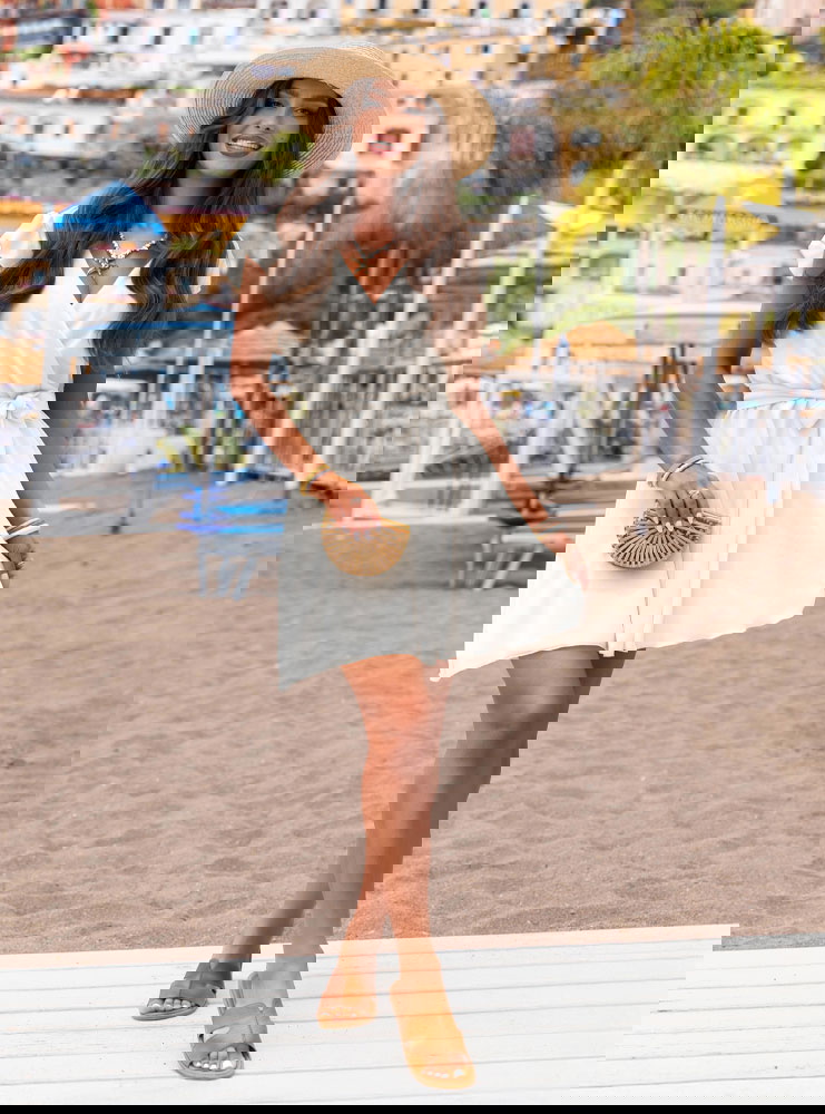 Biała sukienka z przekładanym...