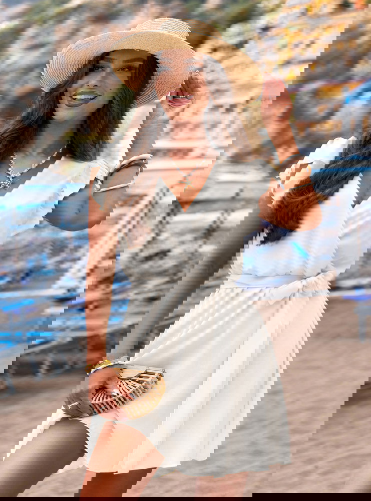 Biała sukienka z przekładanym...