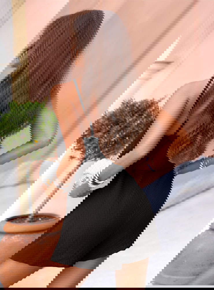 Czarny kombinezon na ramiączkach...