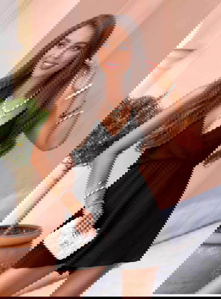 Czarny kombinezon na ramiączkach...