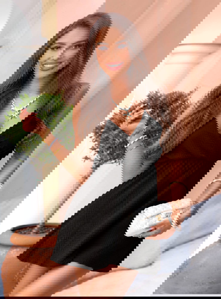 Czarny kombinezon na ramiączkach...