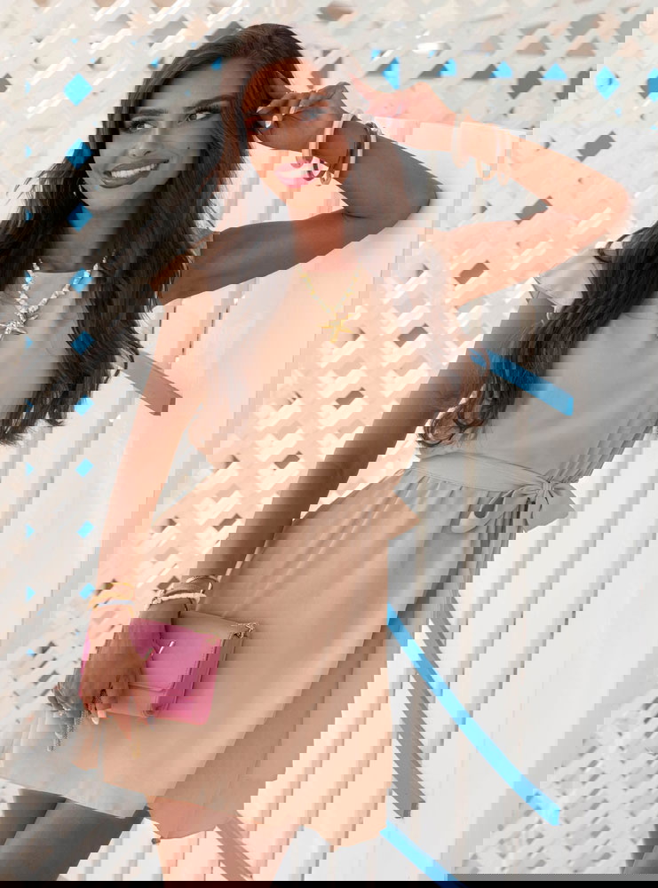 Beżowa sukienka z wiązaniem w talii...