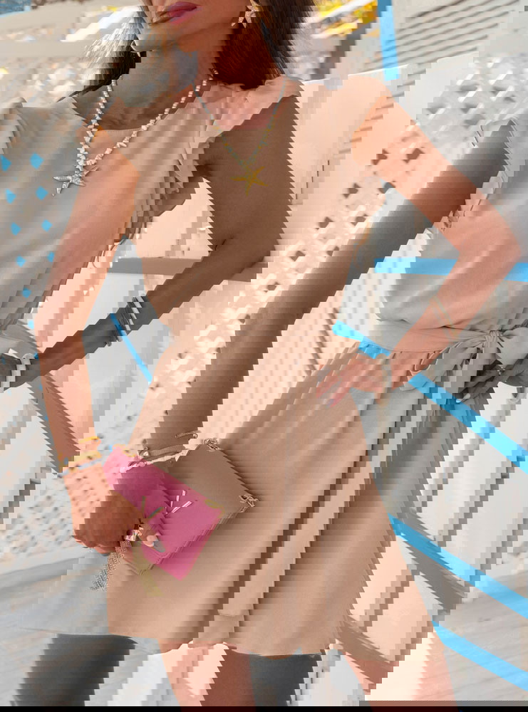 Beżowa sukienka z wiązaniem w talii...