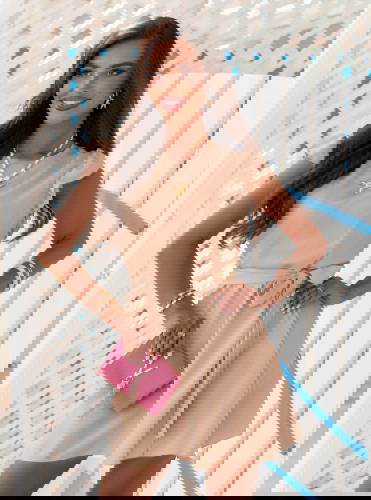 Beżowa sukienka z wiązaniem w talii...