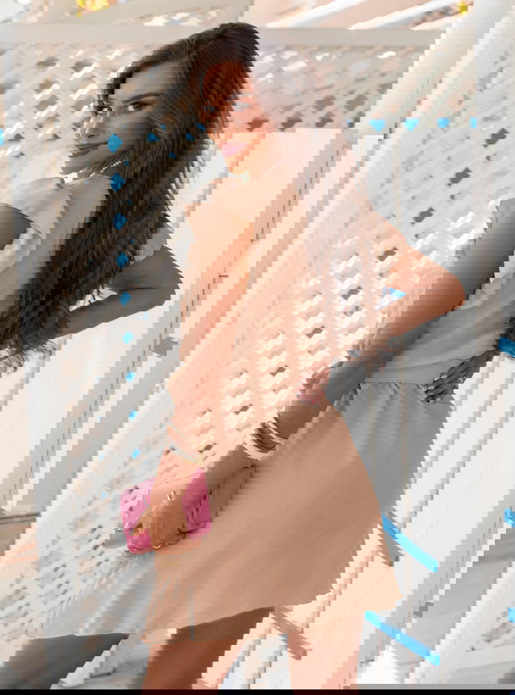 Beżowa sukienka z wiązaniem w talii...