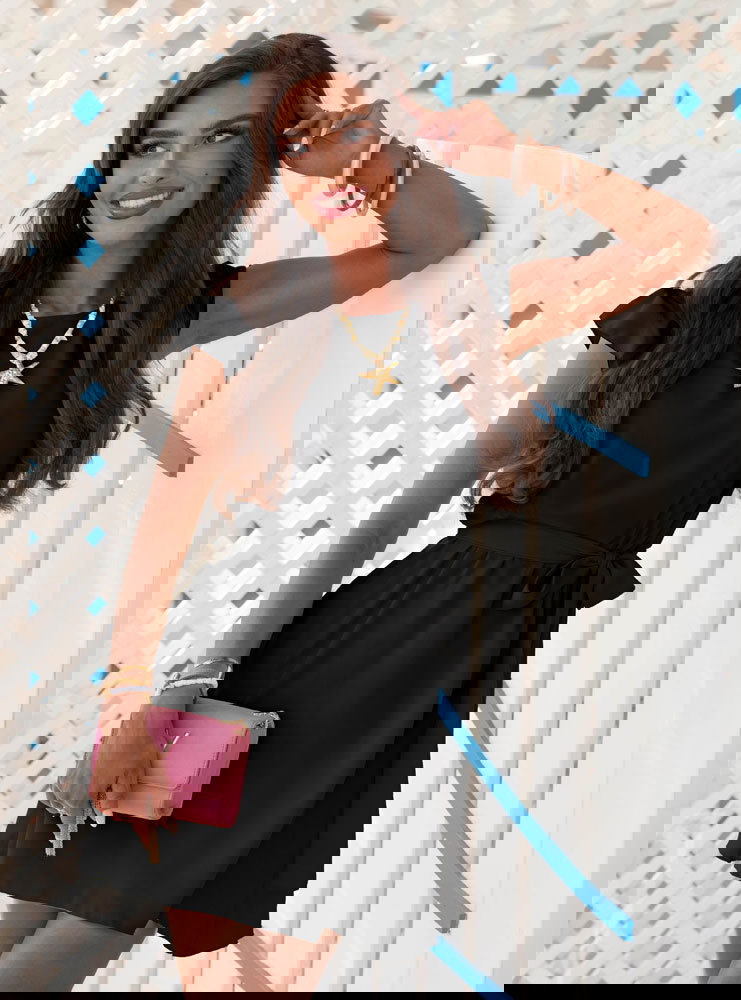 Czarna sukienka z wiązaniem w talii...