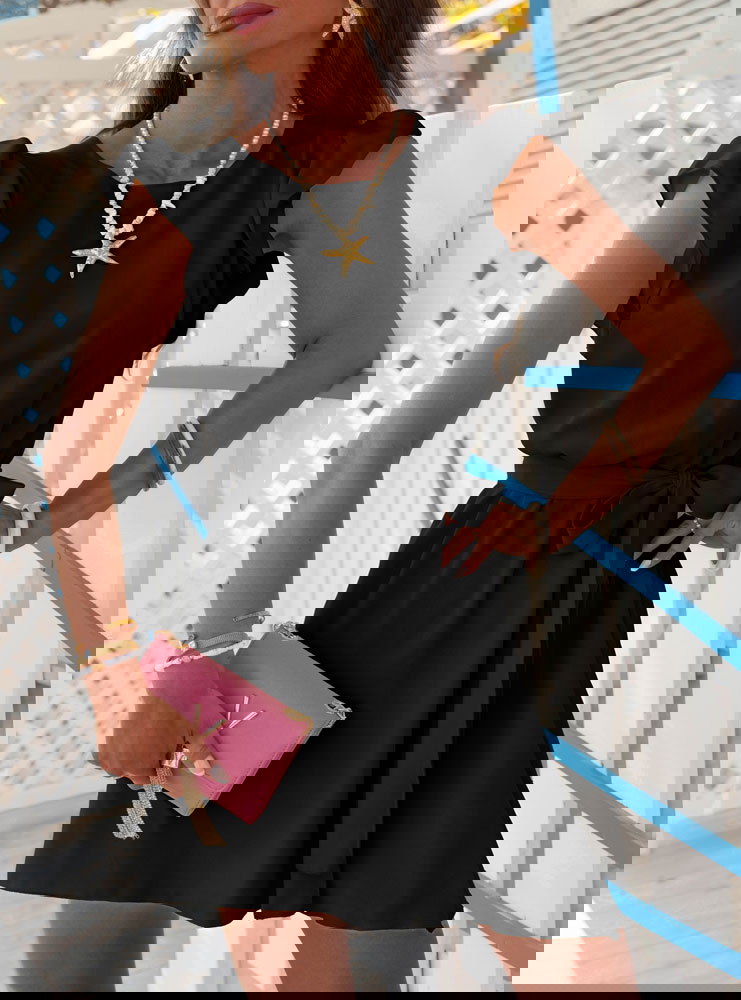 Czarna sukienka z wiązaniem w talii...