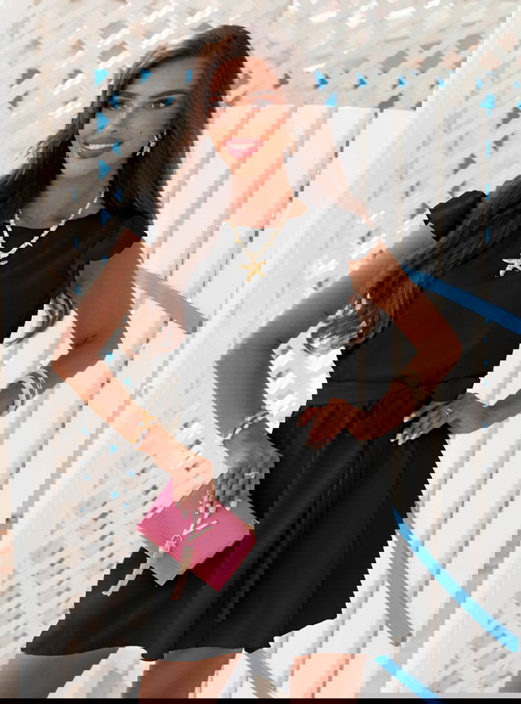 Czarna sukienka z wiązaniem w talii...