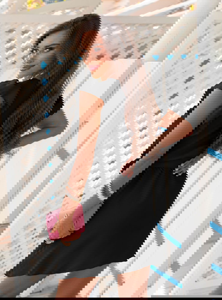 Czarna sukienka z wiązaniem w talii...