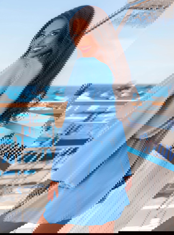 Błękitna atłasowa sukienka z paskiem...