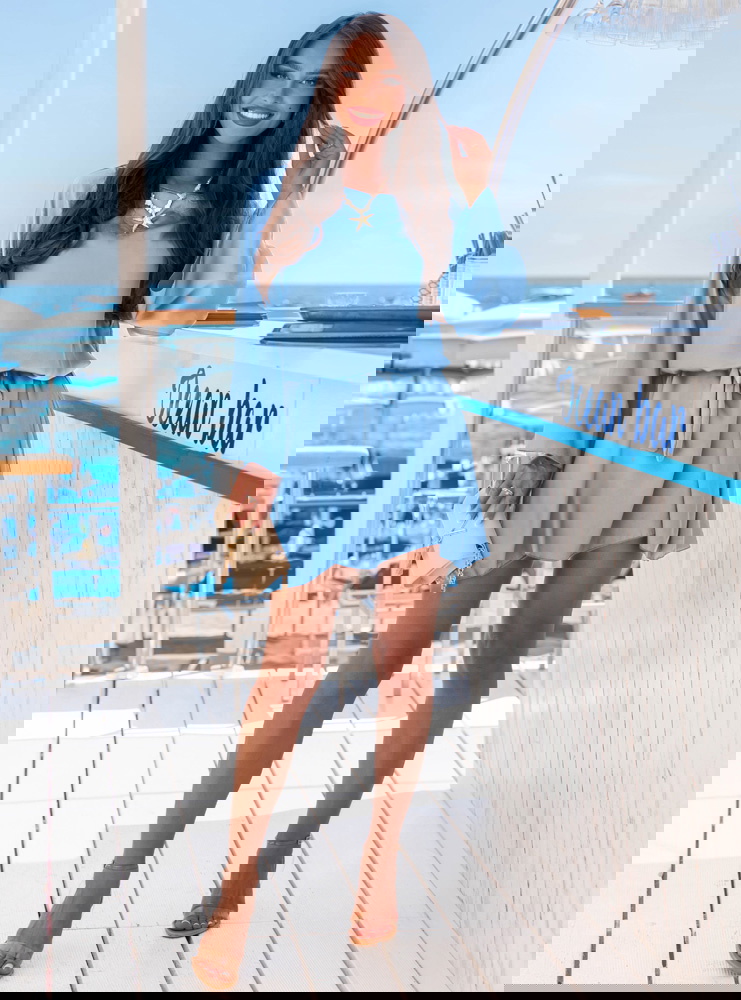 Błękitna atłasowa sukienka z paskiem...