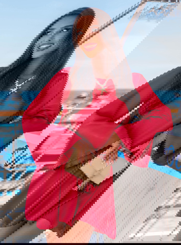 Malinowa atłasowa sukienka z paskiem...