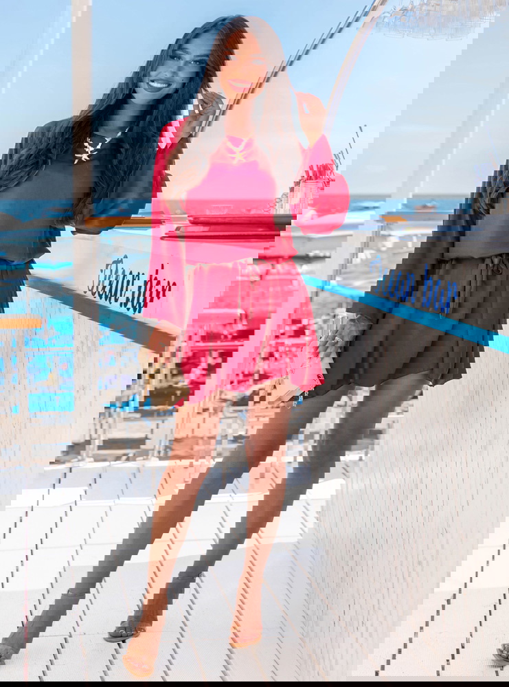 Malinowa atłasowa sukienka z paskiem...