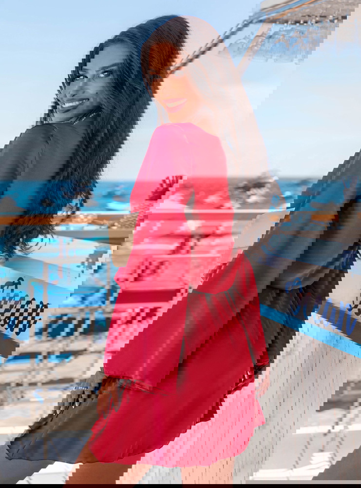 Malinowa atłasowa sukienka z paskiem...