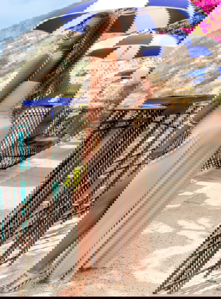 Beżowa sukienka maxi na ramiączkach z...