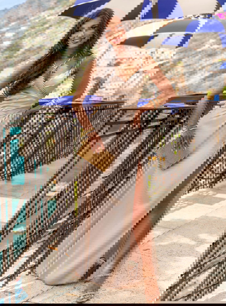 Beżowa sukienka maxi na ramiączkach z...