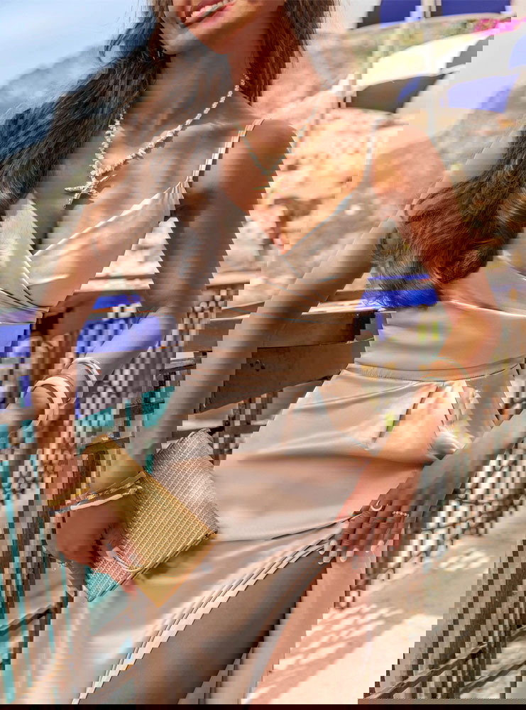 Beżowa sukienka maxi na ramiączkach z...