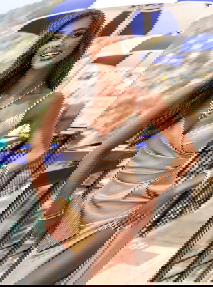 Beżowa sukienka maxi na ramiączkach z...