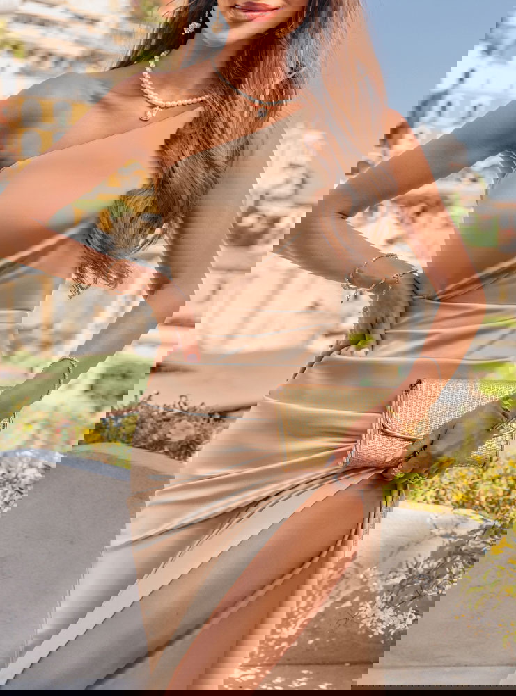 Beżowa długa sukienka z rozcięciem Elga