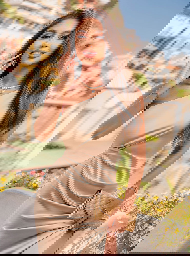 Beżowa długa sukienka z rozcięciem Elga