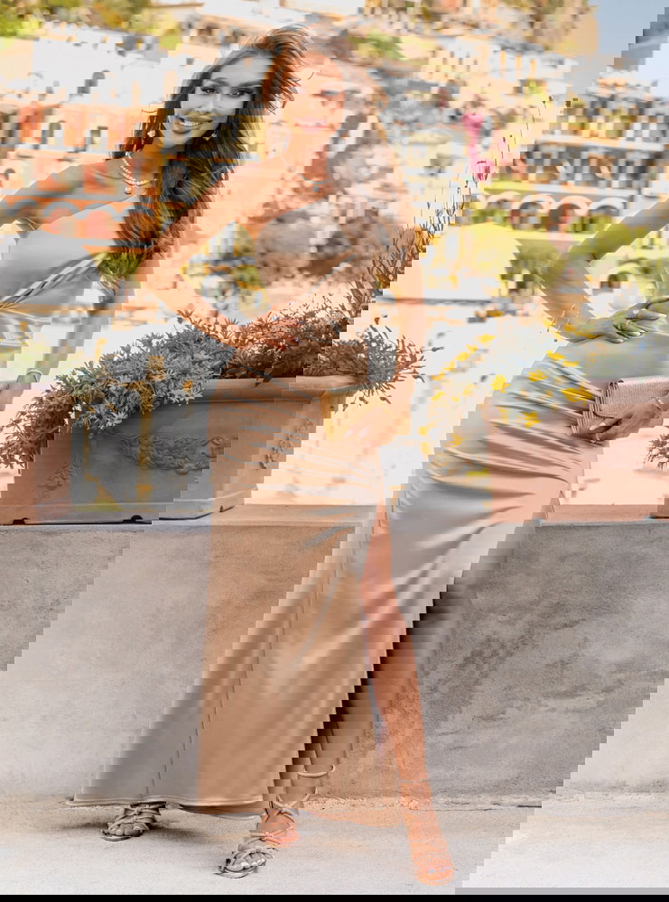 Beżowa długa sukienka z rozcięciem Elga