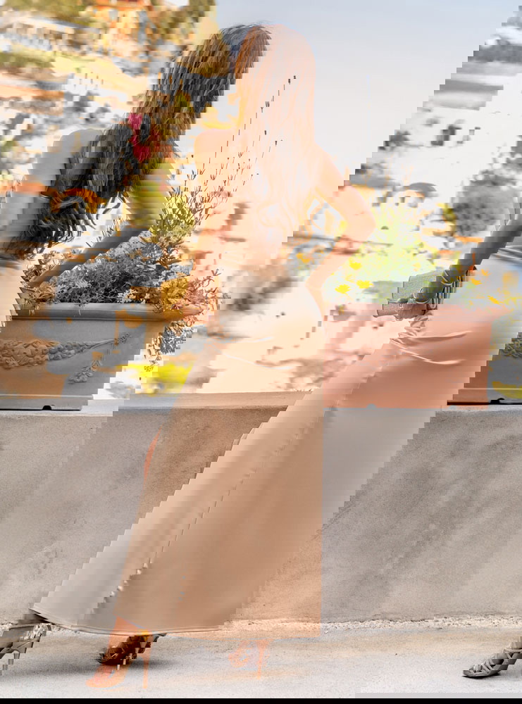 Beżowa długa sukienka z rozcięciem Elga