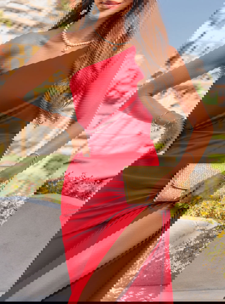 Malinowa długa sukienka z rozcięciem...