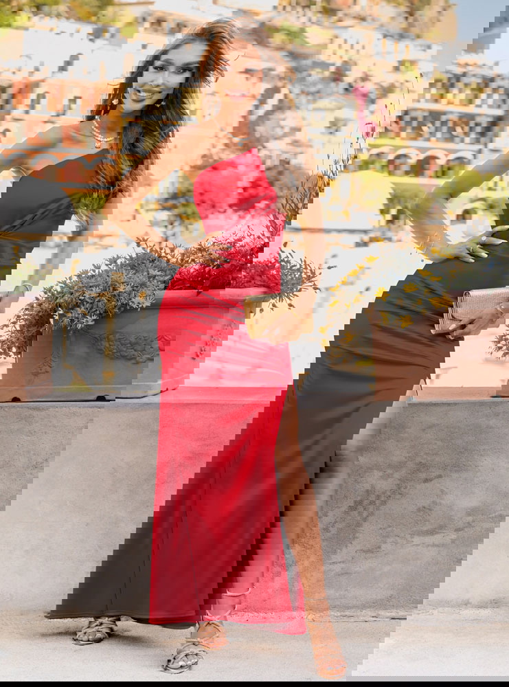 Malinowa długa sukienka z rozcięciem...