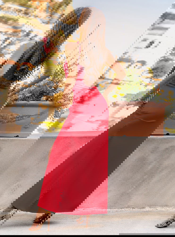 Malinowa długa sukienka z rozcięciem...