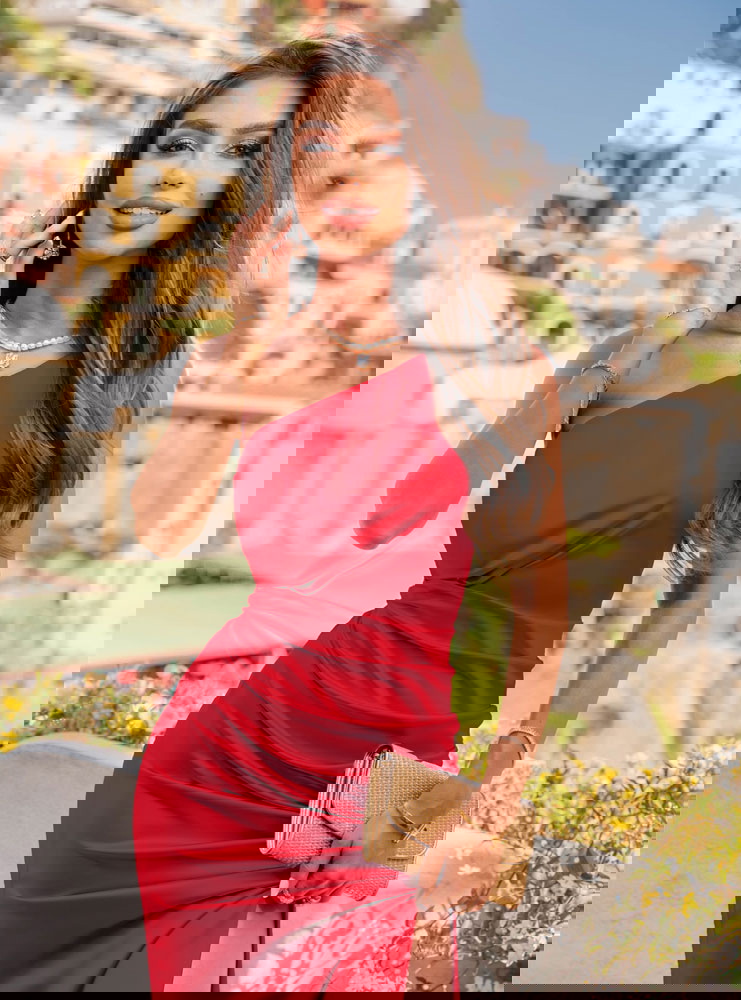 Malinowa długa sukienka z rozcięciem...