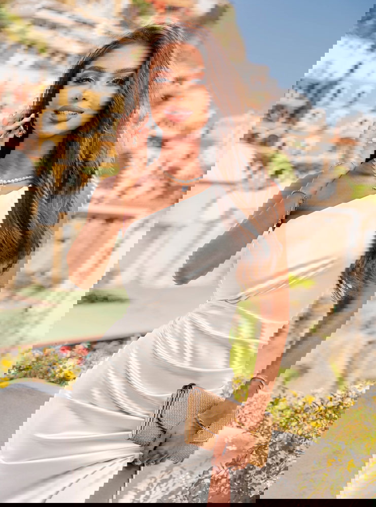 Biała długa sukienka z rozcięciem Elga