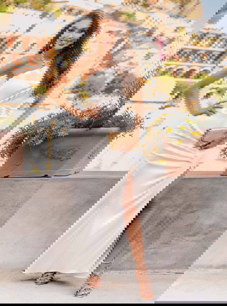 Biała długa sukienka z rozcięciem Elga