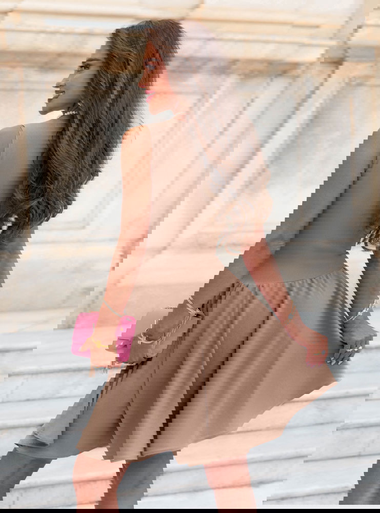 Rozkloszowana sukienka na ramiączkach...