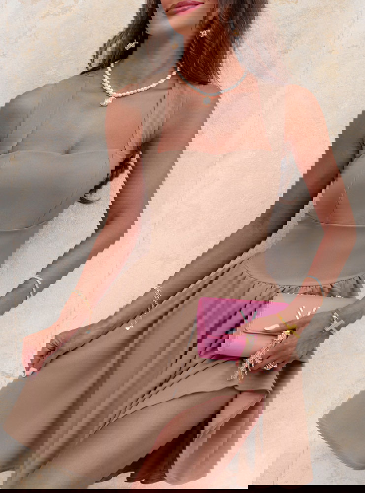 Rozkloszowana sukienka na ramiączkach...