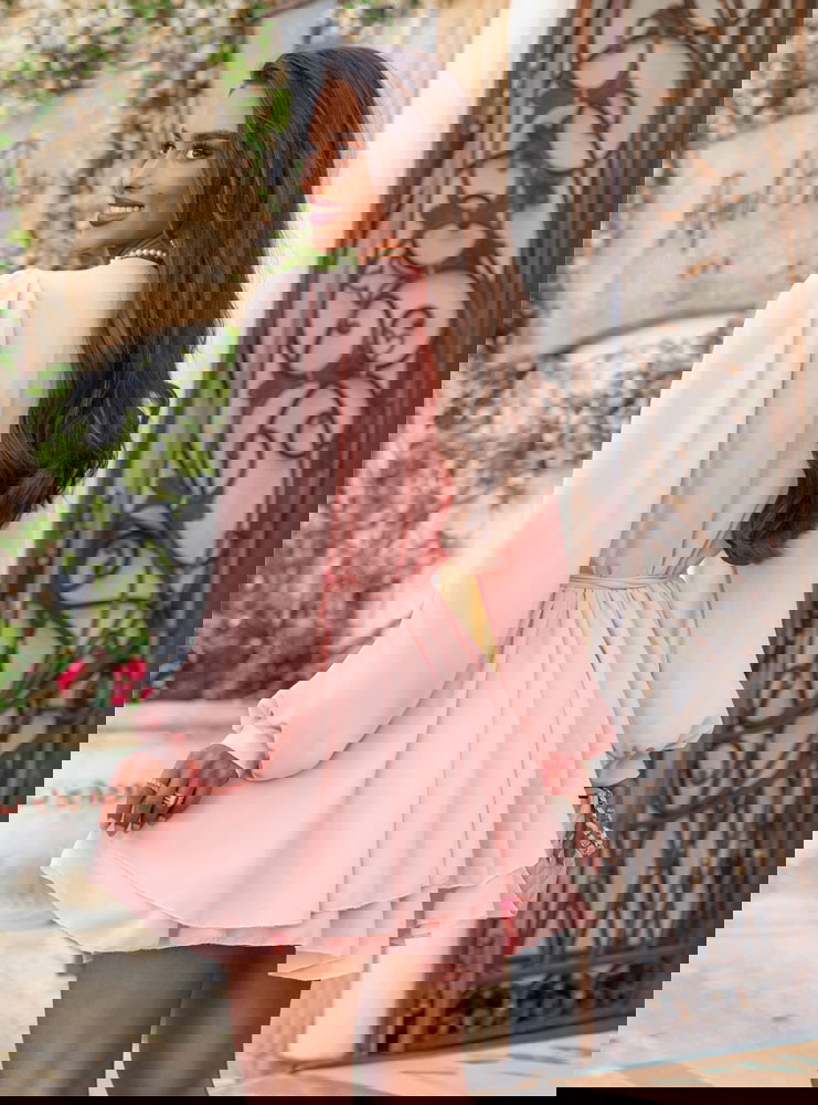 Pudrowa szyfonowa sukienka mini z...