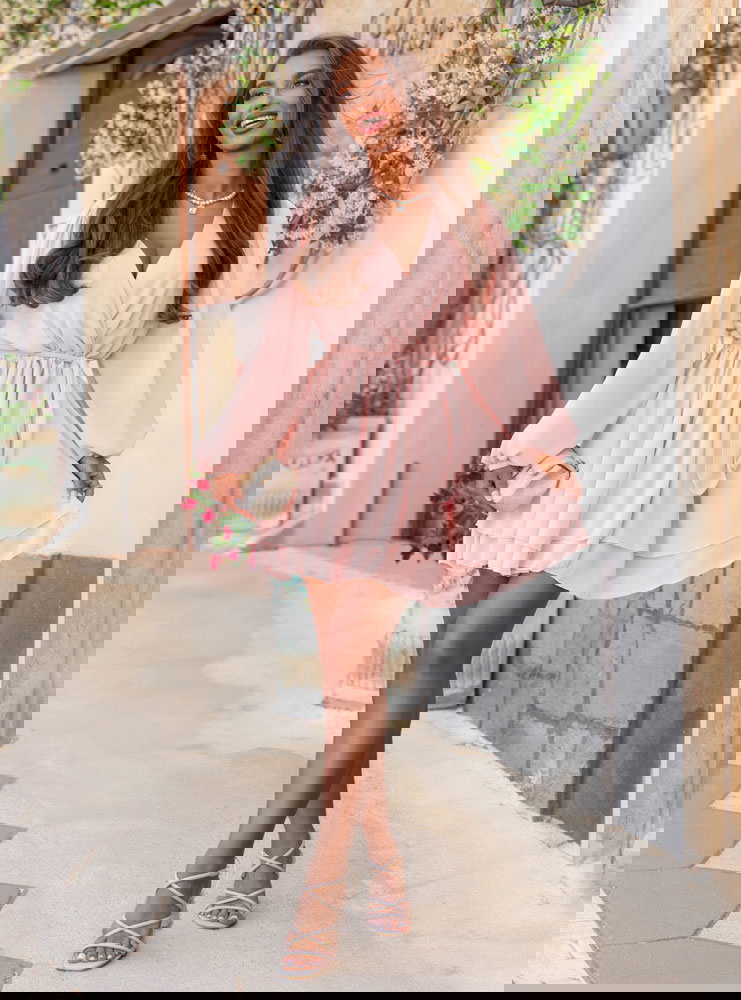 Pudrowa szyfonowa sukienka mini z...