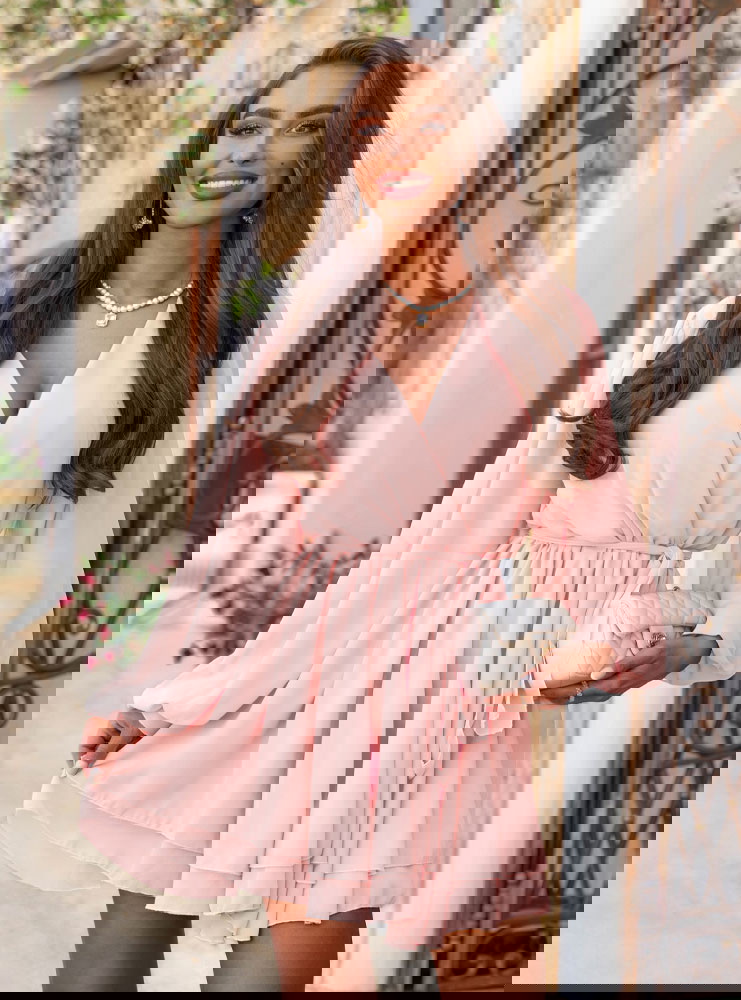 Pudrowa szyfonowa sukienka mini z...