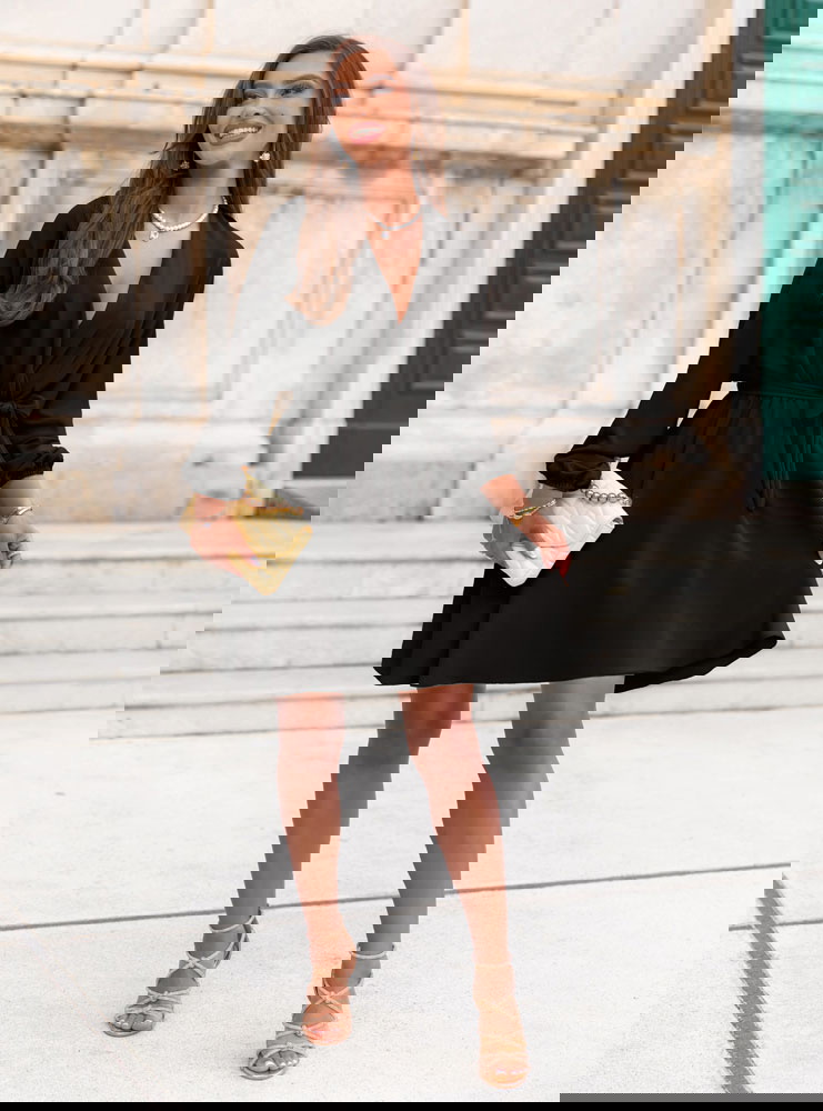 Czarna sukienka mini z przekładanym...