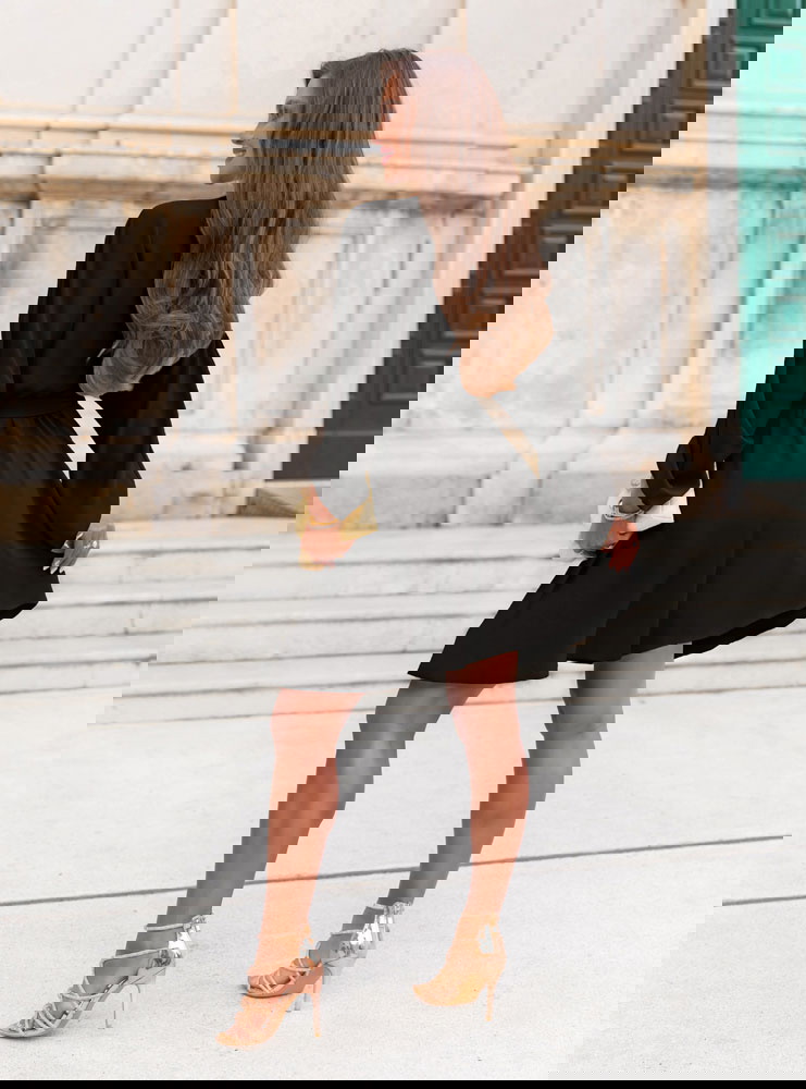 Czarna sukienka mini z przekładanym...