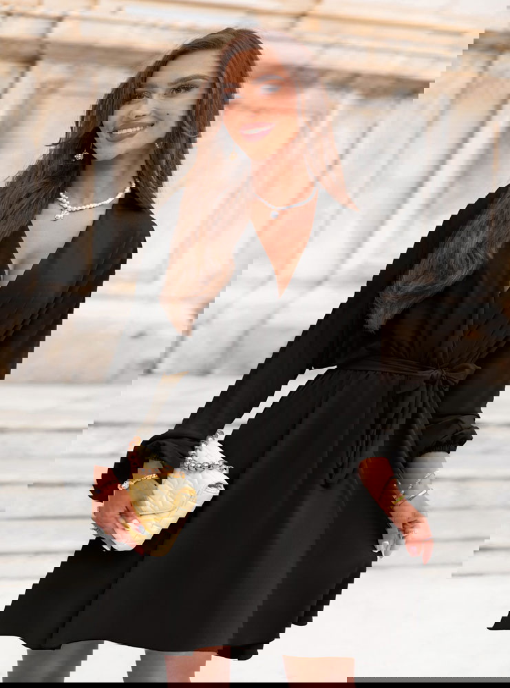 Czarna sukienka mini z przekładanym...