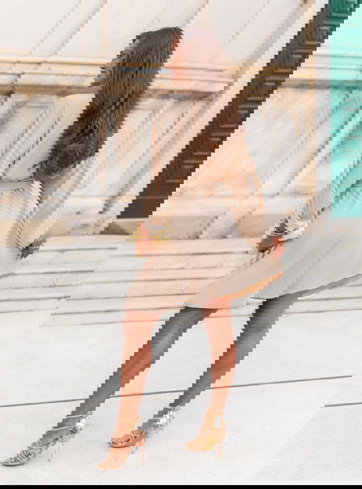 Beżowa sukienka mini z przekładanym...