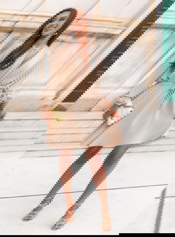 Beżowa sukienka mini z przekładanym...