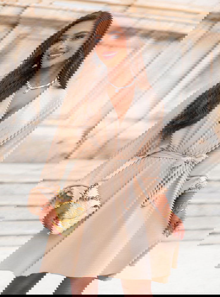 Beżowa sukienka mini z przekładanym...