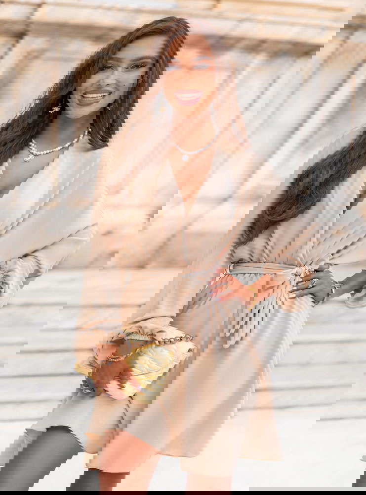 Beżowa sukienka mini z przekładanym...