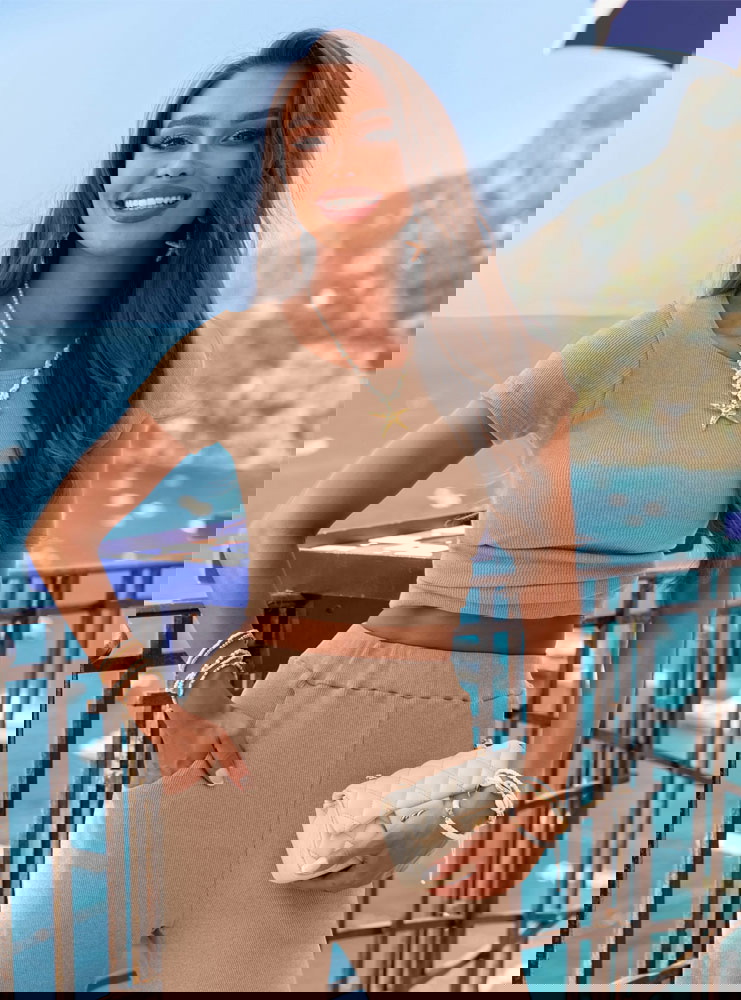 Beżowy komplet prążkowany bluzka i...