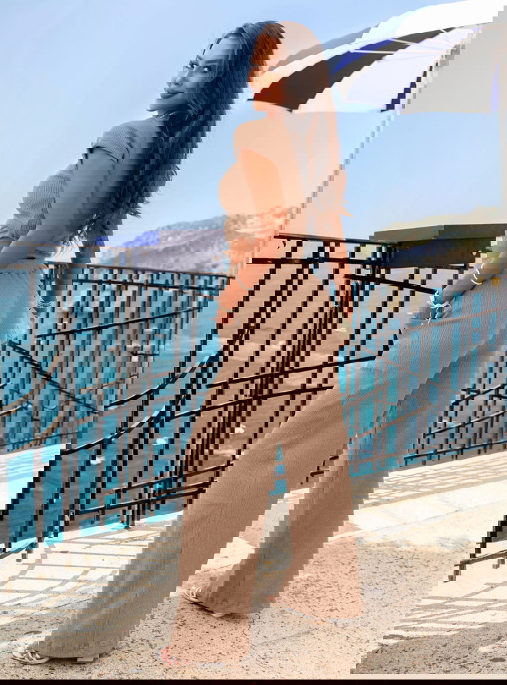 Beżowy komplet prążkowany bluzka i...