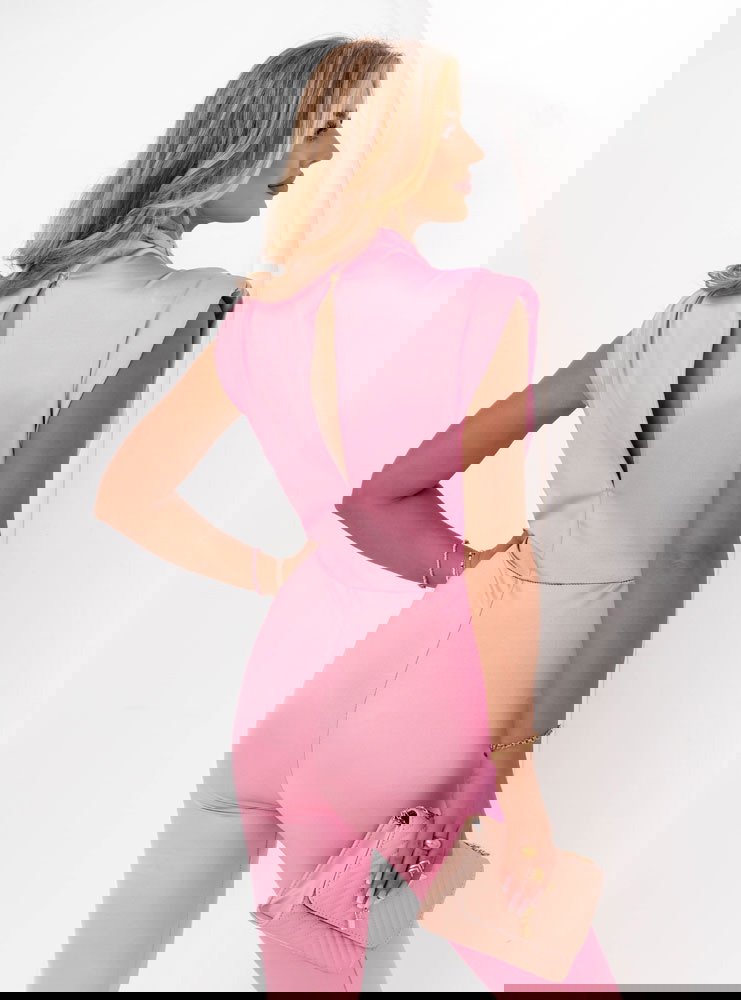 Pudrowy dopasowany kombinezon Kimbery