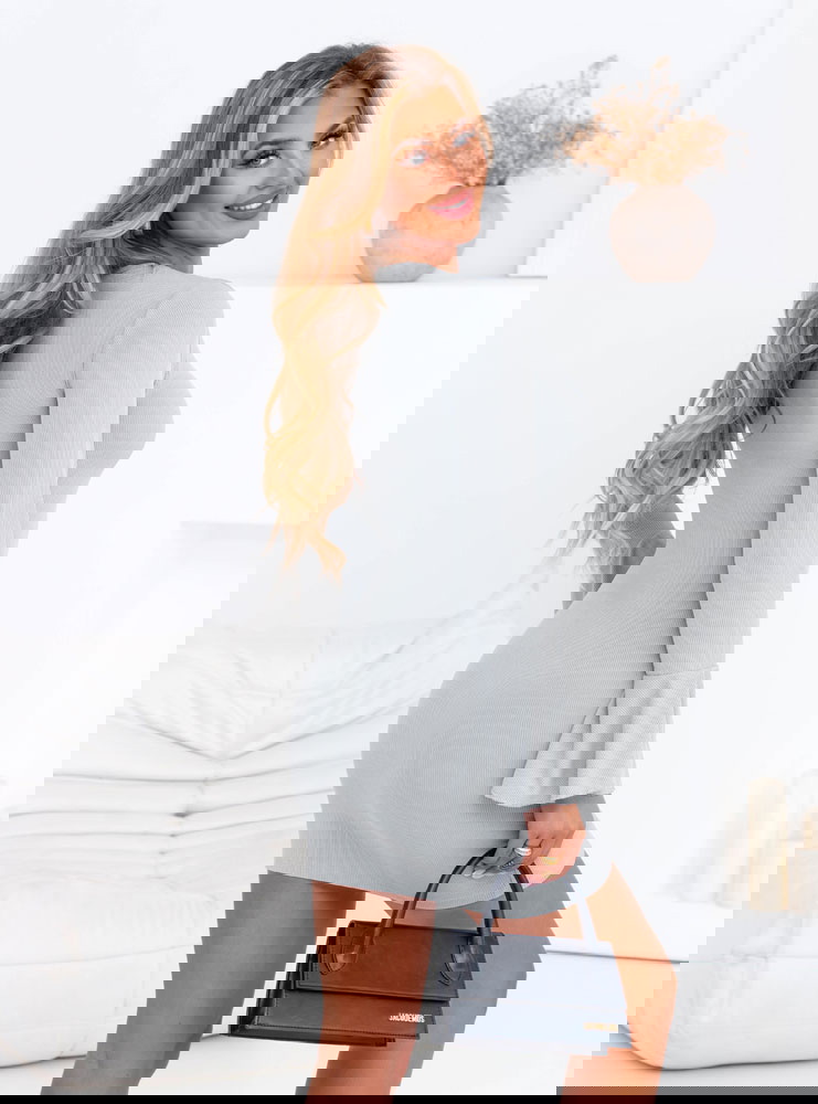 Szara sukienka mini z długim rękawem...