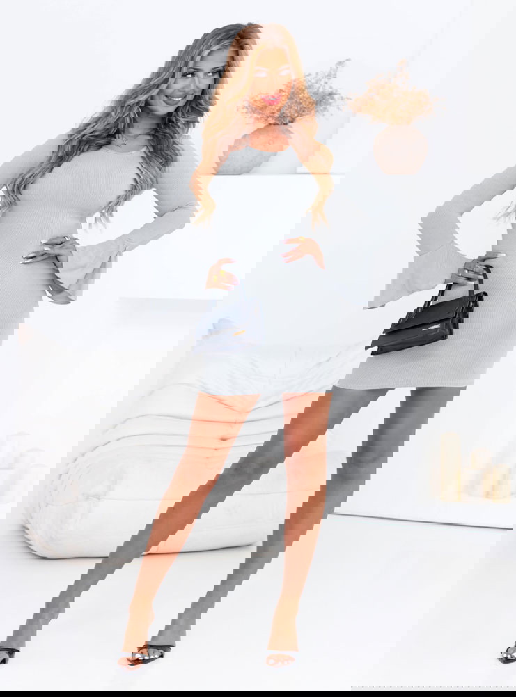 Szara sukienka mini z długim rękawem...